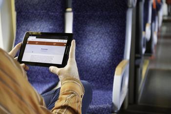 ein Mensch im Zug liest bei smartstorys.at eine Kurzgeschichte auf einem Tablet